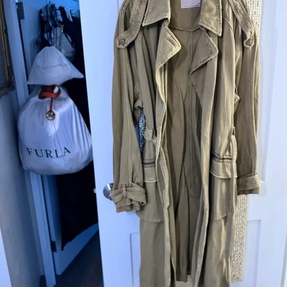 FREE PEOPLE TAN TRENCH COAT… SIZE MEDIUM… OVERSIZED FIT… EXCELLENT LIKE NEW…